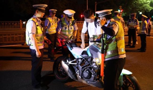 锦富优配 北京警方现场查扣6辆，专治这种车主 严打非法改装噪音扰民